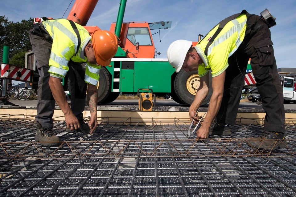 Two construction workers conducting TEC to reinforcing bars, coils and meshes and lattice girders, in the name of Kiwa.