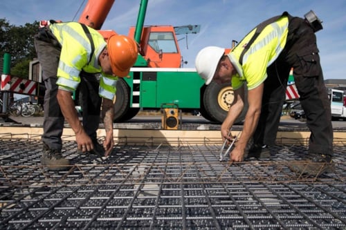 Two construction workers conducting TEC to reinforcing bars, coils and meshes and lattice girders, in the name of Kiwa.