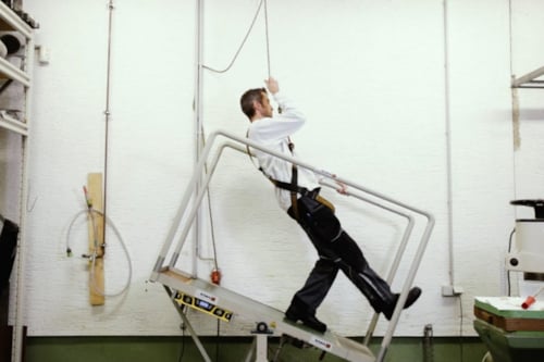 Kiwa employee testing a floor covering in a specialized facility