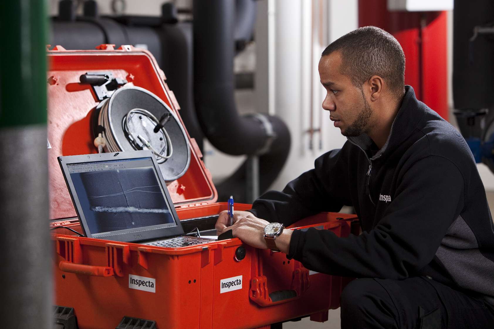 En tekniker kontrollerar anordningens säkerhet