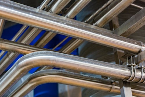 Rörledningar i en industri.