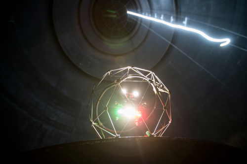 Drönare inspekterar ett rör på insidan. Den har en lysande lampa.