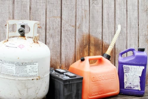 Flera olika behållare för miljöfarliga produkter, som gasbehållare, bilbatteri, bensindunk etc.