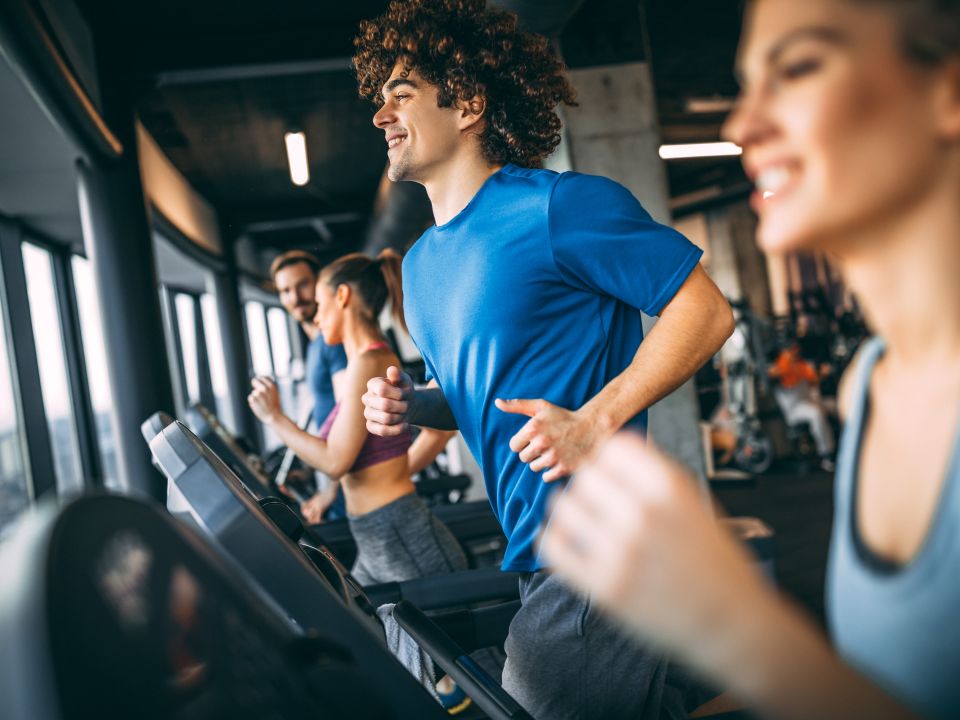 Mannen en vrouwen die sporten