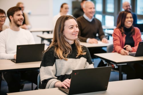 Mujer atendiendo en clase