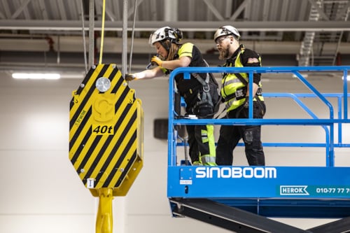 Två besiktningsingenjörer inspekterar en lyftkran.