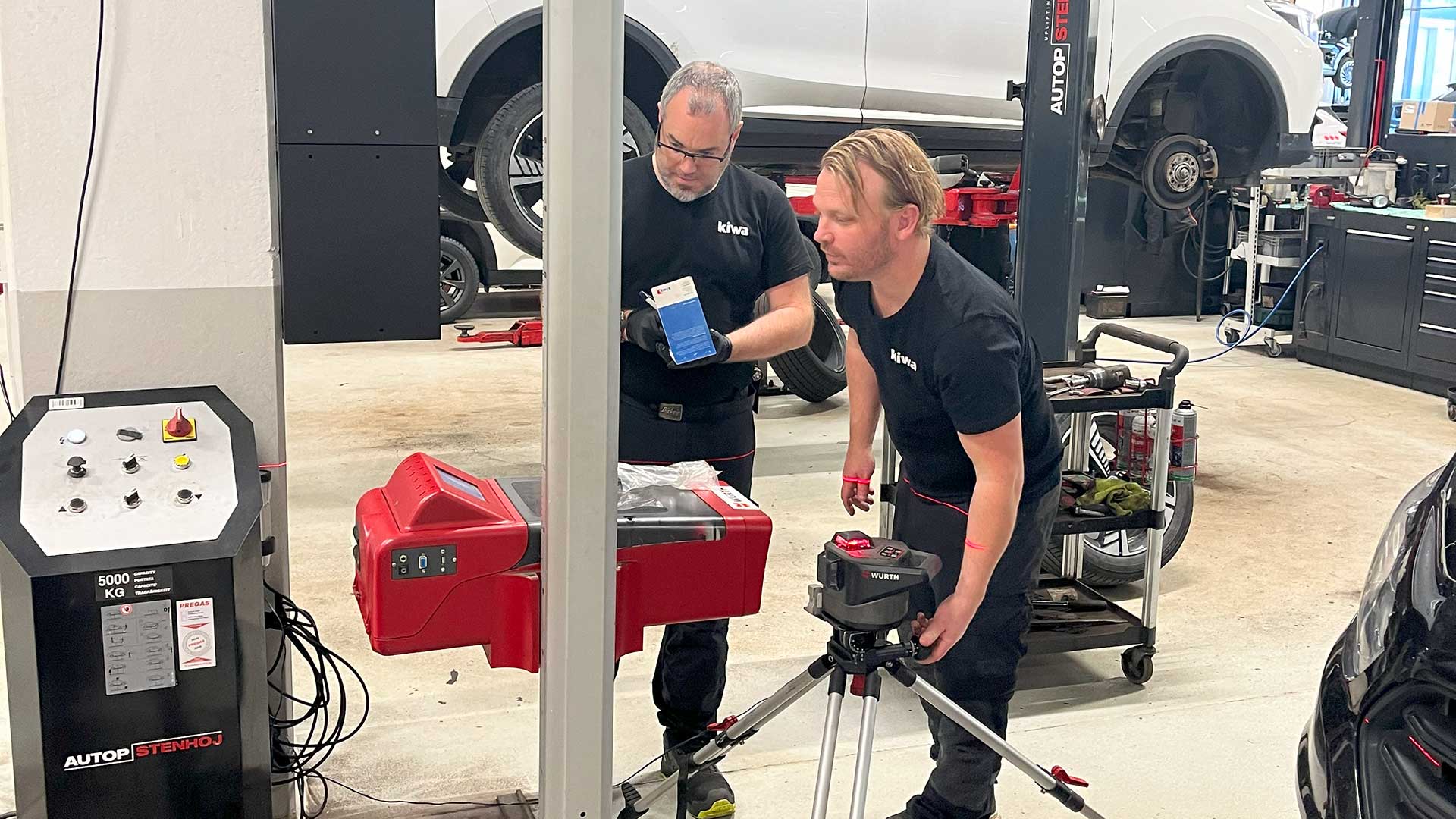 En multimeter används av en bilverkstad. 