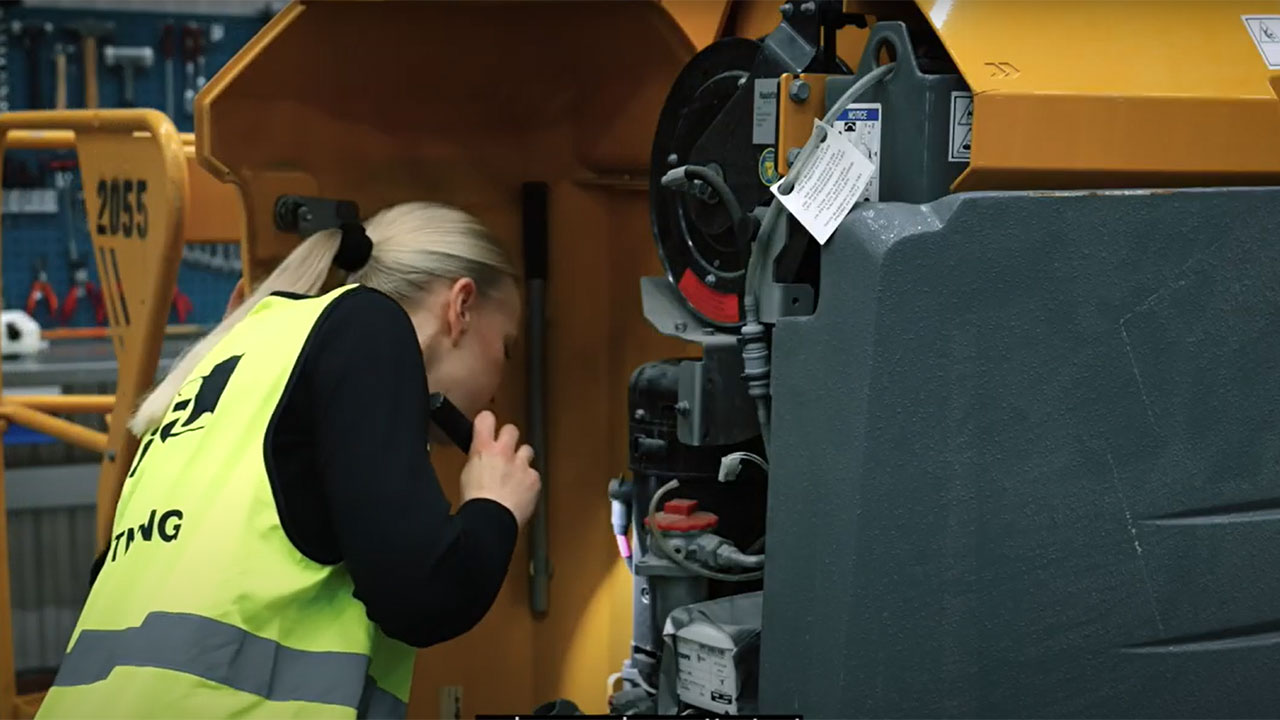 Besiktningsingenjör från Kiwa kontrollerar lyftutrustningar. 