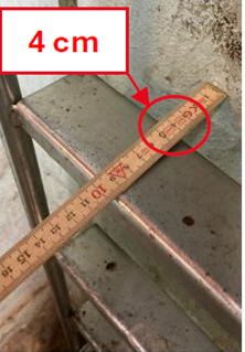 S&auml;kert arbete - icke godk&auml;nt: stegpinnarna ger otillr&auml;ckligt fotutrymme, tumstock visar endast 4 cm. 