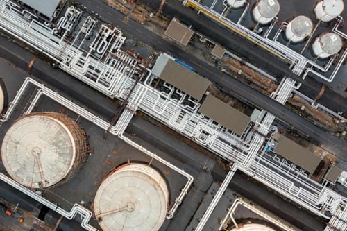Cisterner och rörsystem på ett oljeraffinaderi, fotograferat från ovan.