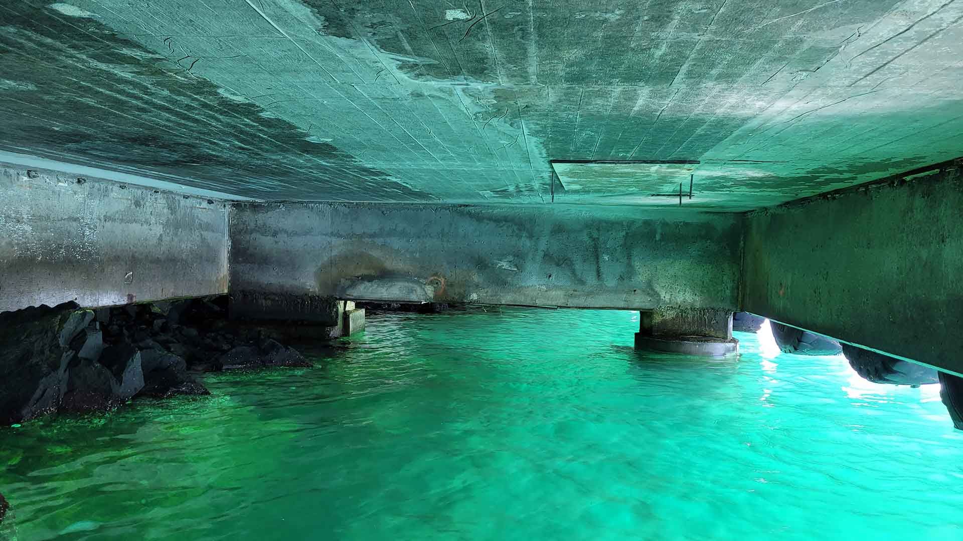 Kajinspektion hos Fiskehamnsföreningen på Nordkoster, bilden visar havsvattnet och betongkonstruktionen under kajen. 